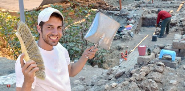 A student participates in an archaeological dig in Tel Akko, Israel.