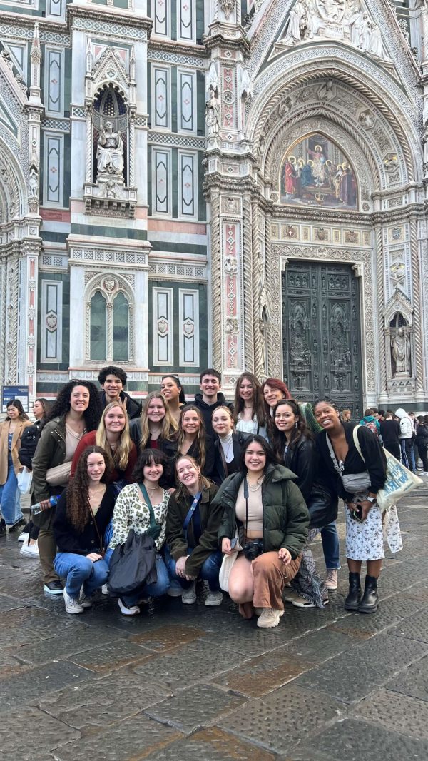Course students and faculty gather outside the Cattedrale di Santa Maria del Fiore before climbing the cupola. Photo credit: Lauren Halberstadt