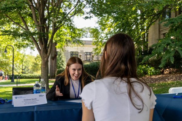 Colleen Smith, an emerging alumni leader, connected with students at the 2024 Liberal Arts Undergraduate Festival.