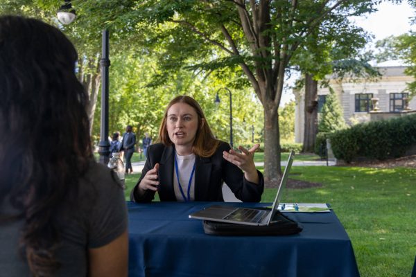 Emerging alumni leader Colleen Smith reviewed students’ résumés at the 2024 Liberal Arts Undergraduate Festival.